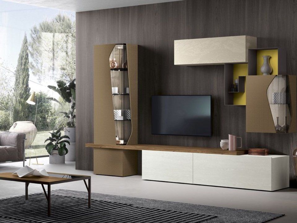 parete attrezzata in legno scuro con moduli chiari