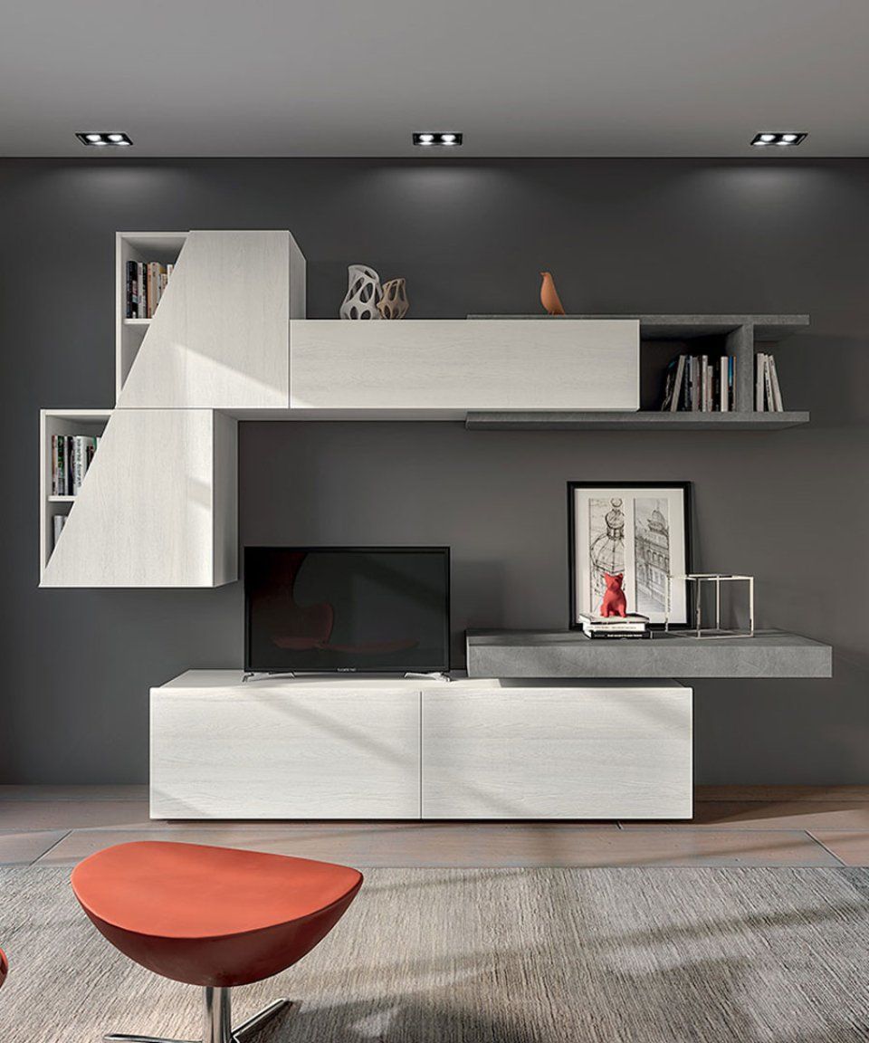 parete con tv, pensili bianchi e sportelli asimmetrici