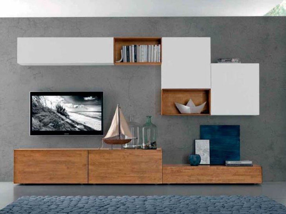 parete attrezzata grigia con tv a muro e mobili in legno