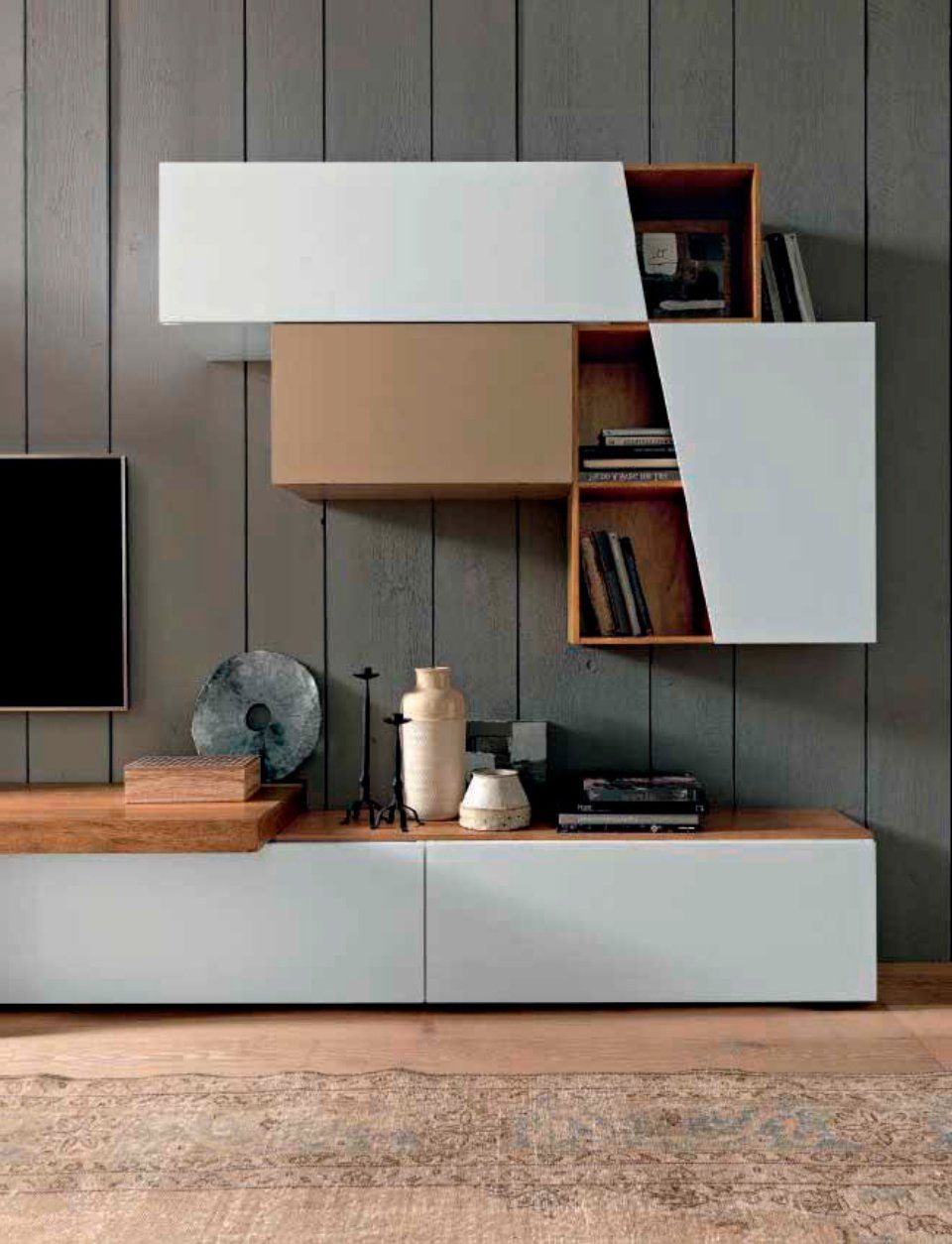 parete attrezzata grigia con pensili di due colori