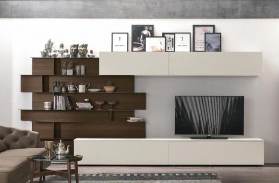 parete attrezzata con dettagli in legno scuro e grigio chiaro