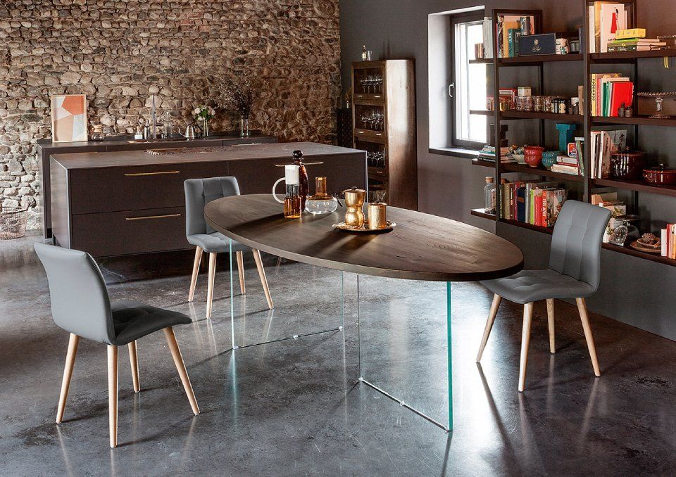 zona living con tavolo ovale in legno scuro