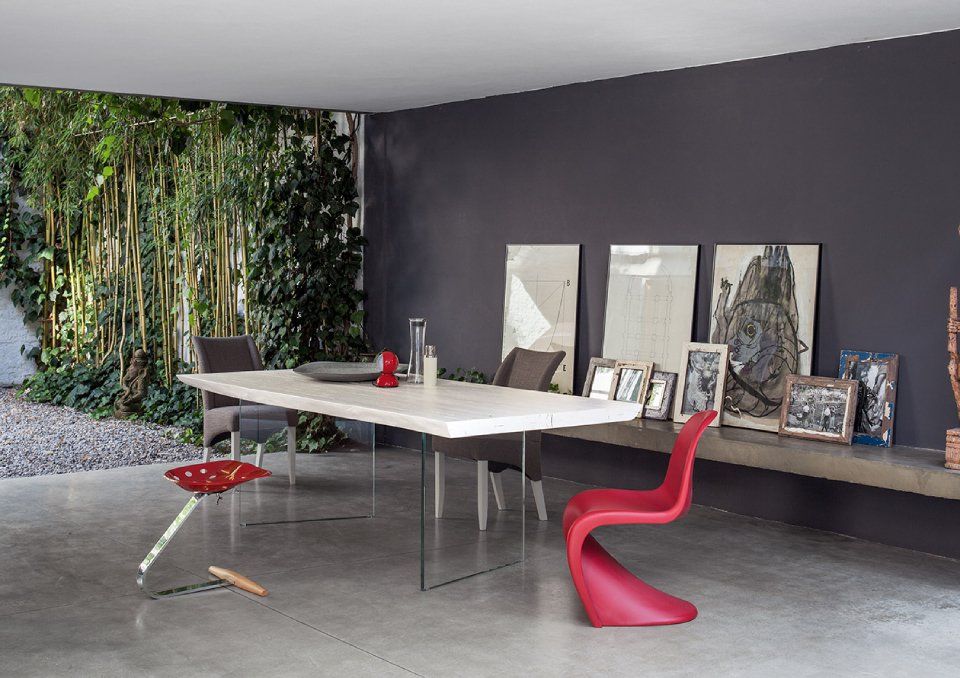 zona living con tavolo bianco e sedie di design