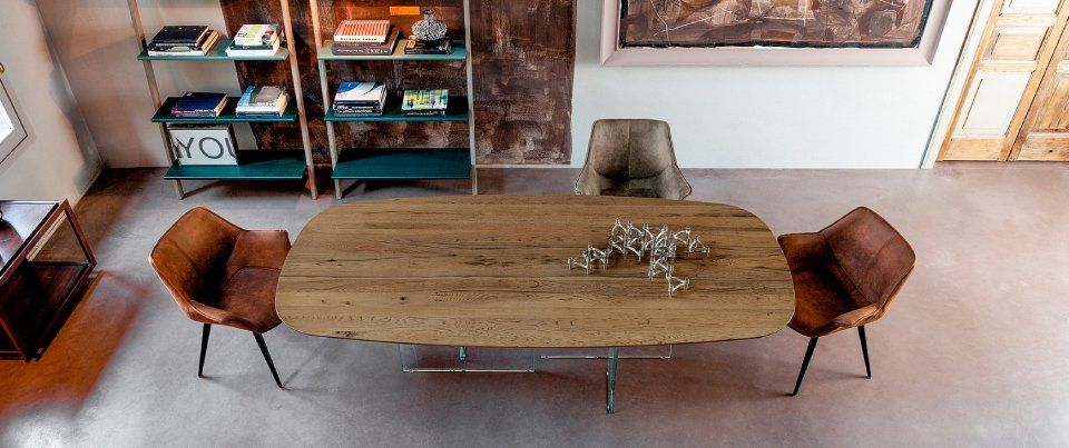 zona living con tavolo in legno rettangolare