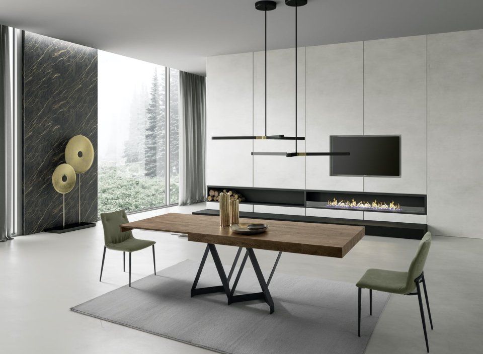 zona living con tavolo in legno rettangolare lungo e due sedie