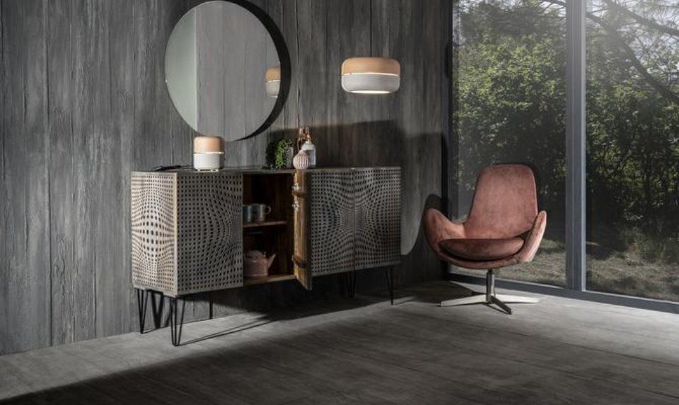 madia di design grigio scuro, poltrona e specchio tondo