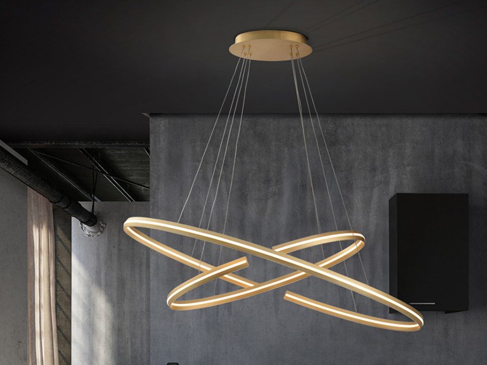 lampadario dorato di design con onde intrecciate