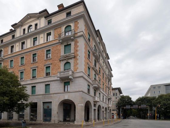 Un grande edificio con molte finestre in una giornata nuvolosa