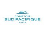 Il logo di Comptoir Sud Pacifique Paris, caratterizzato da una scritta stilizzata e da una piccola icona a forma di isola in blu su sfondo bianco.