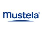 Il logo Mustela, di colore blu scuro su sfondo bianco, presenta il nome del marchio in un carattere arrotondato con una linea curva sottostante.