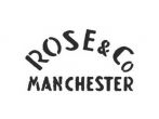 Logo per Rose & Co Manchester con il nome del marchio in un carattere curvo, nero, in stile stencil, su sfondo bianco.