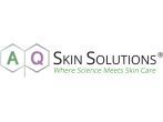 Logo per AQ Skin Solutions con lettere verdi e viola all'interno di due esagoni, seguite dalla scritta 