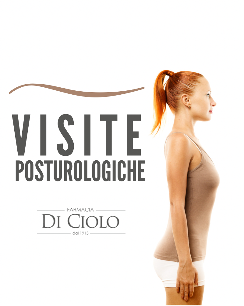 Una donna in piedi di profilo accanto alla scritta