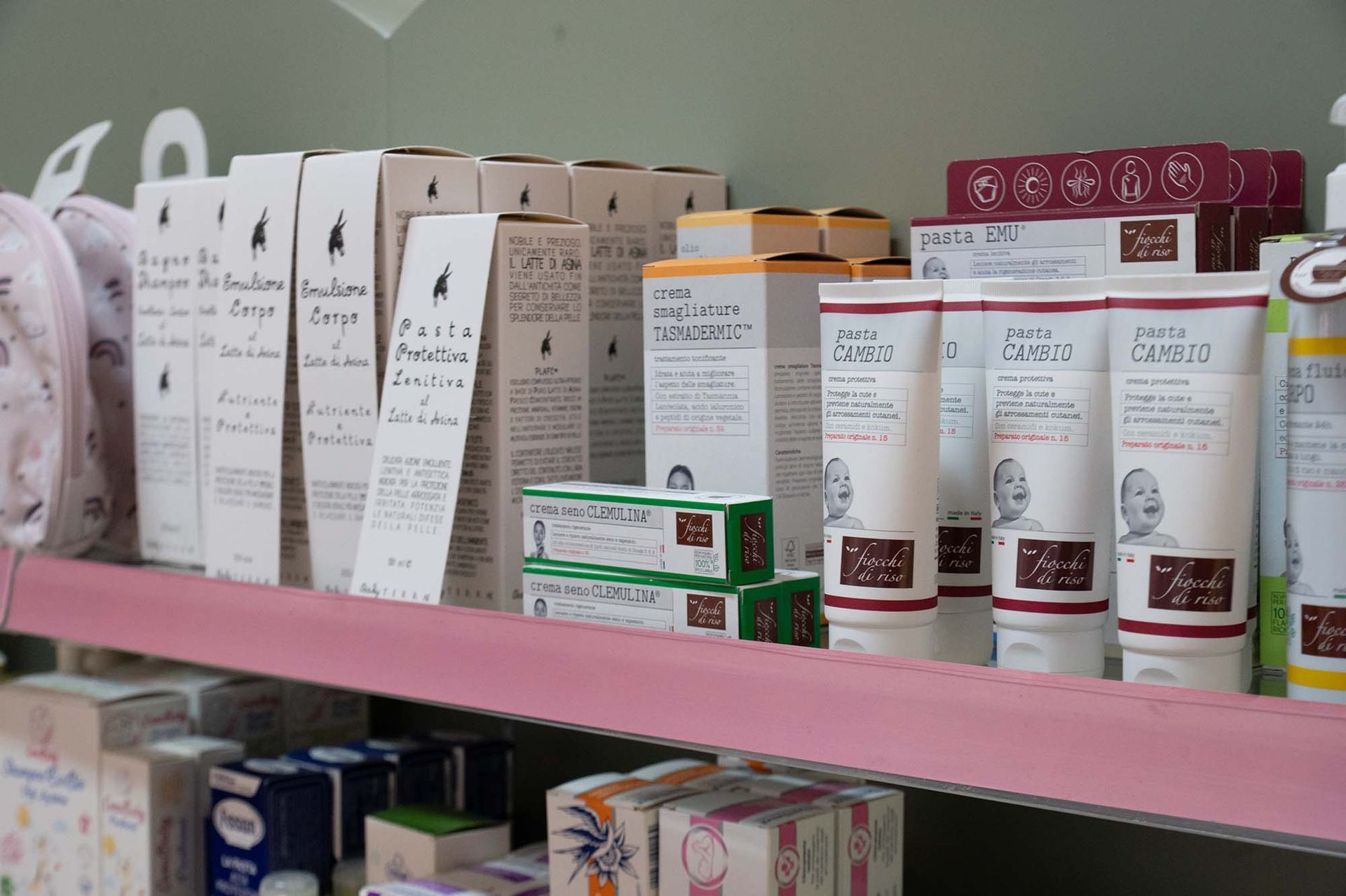 Flaconi di integratori alimentari a base di Omega-3 e olio di pesce disposti su uno scaffale di un negozio.