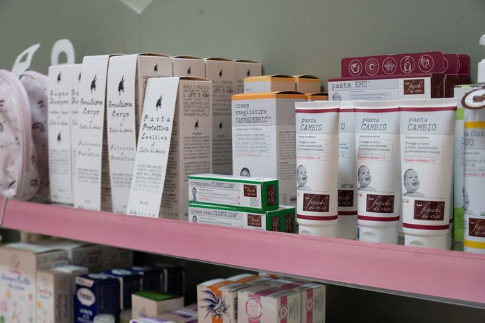 Flaconi di integratori alimentari a base di Omega-3 e olio di pesce disposti su uno scaffale di un negozio.