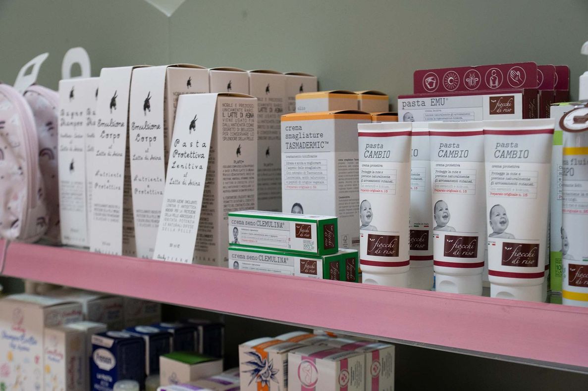 Flaconi di integratori alimentari a base di Omega-3 e olio di pesce disposti su uno scaffale di un negozio.