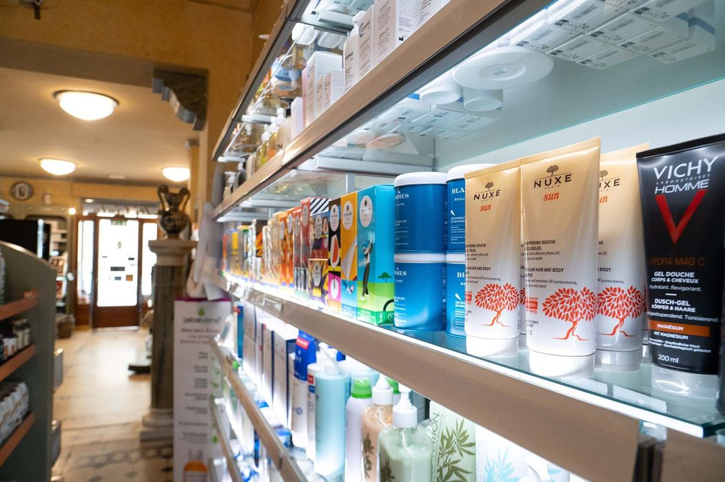 Flaconi di integratori alimentari a base di Omega-3 e olio di pesce disposti su uno scaffale di un negozio.