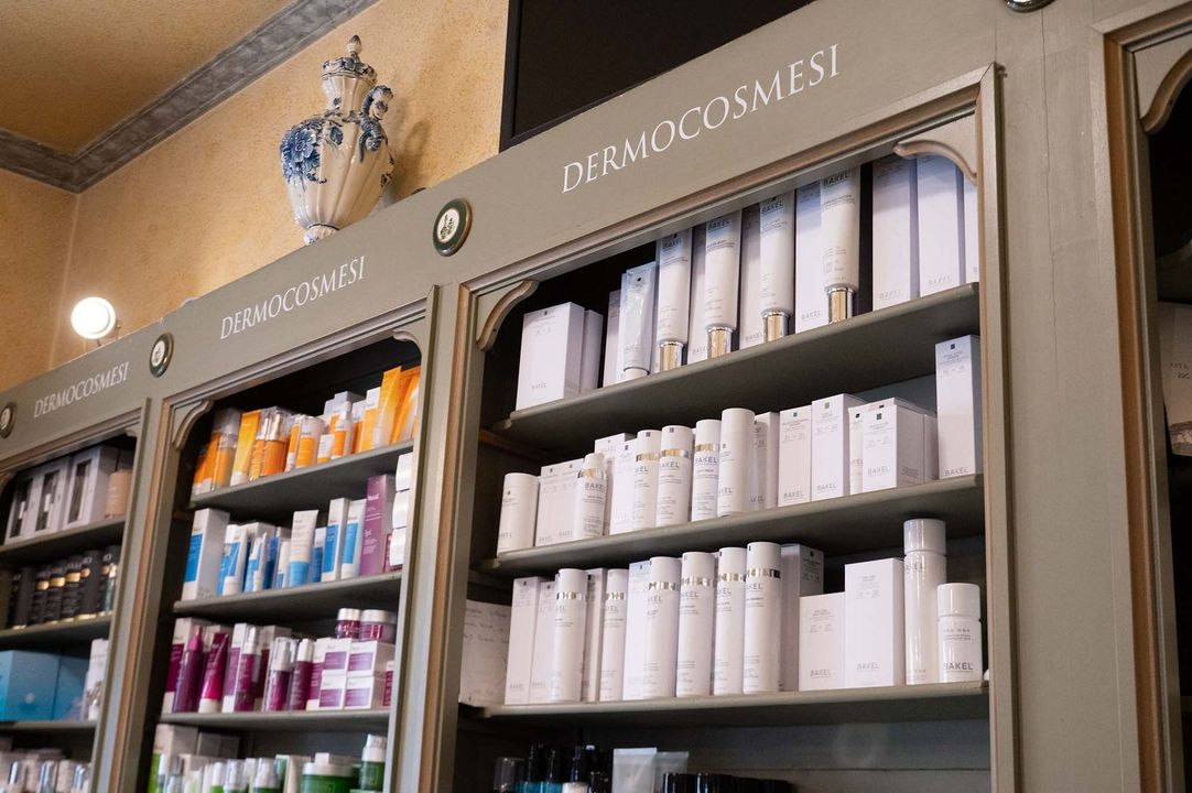 I prodotti per l'igiene orale Curasept sugli scaffali dei negozi, con etichette di confezionamento blu, bianche e viola.