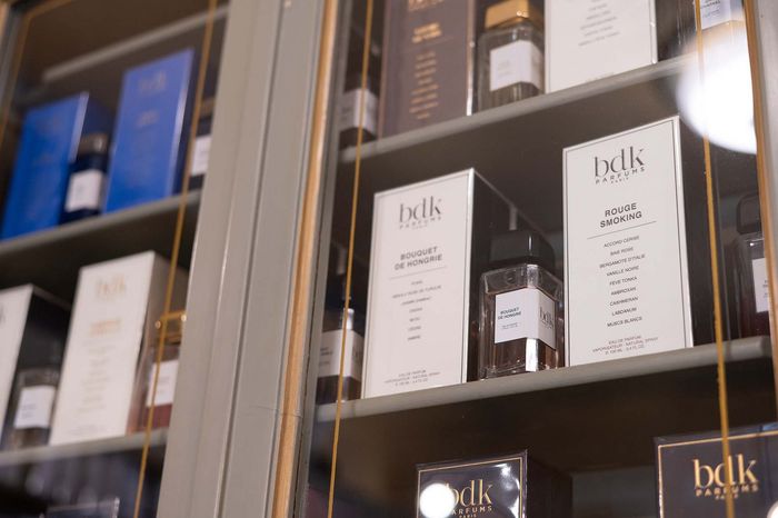 I prodotti per l'igiene orale Curasept sugli scaffali dei negozi, con etichette di confezionamento blu, bianche e viola.