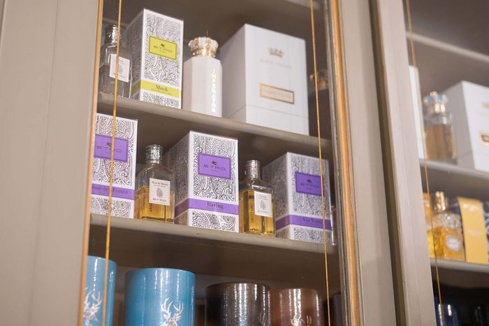 Flaconi di integratori alimentari a base di Omega-3 e olio di pesce disposti su uno scaffale di un negozio.