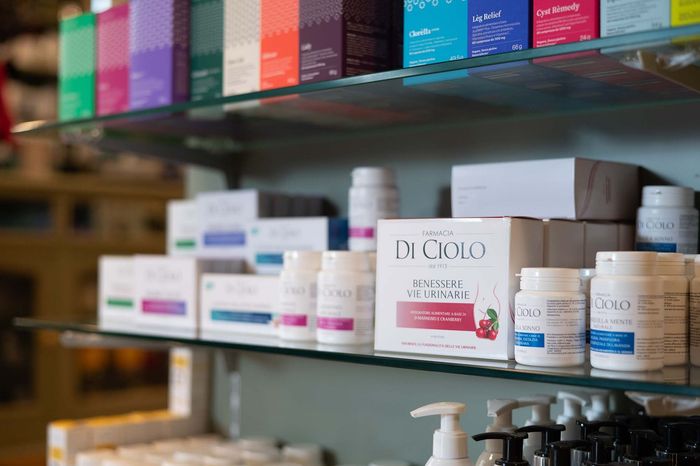 I prodotti per l'igiene orale Curasept sugli scaffali dei negozi, con etichette di confezionamento blu, bianche e viola.