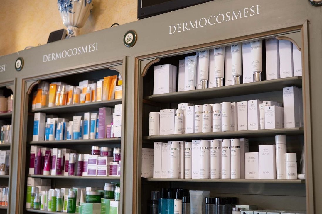 Gli scaffali della farmacia, etichettati 