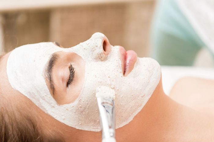 Flaconi di integratori alimentari a base di Omega-3 e olio di pesce disposti su uno scaffale di un negozio.