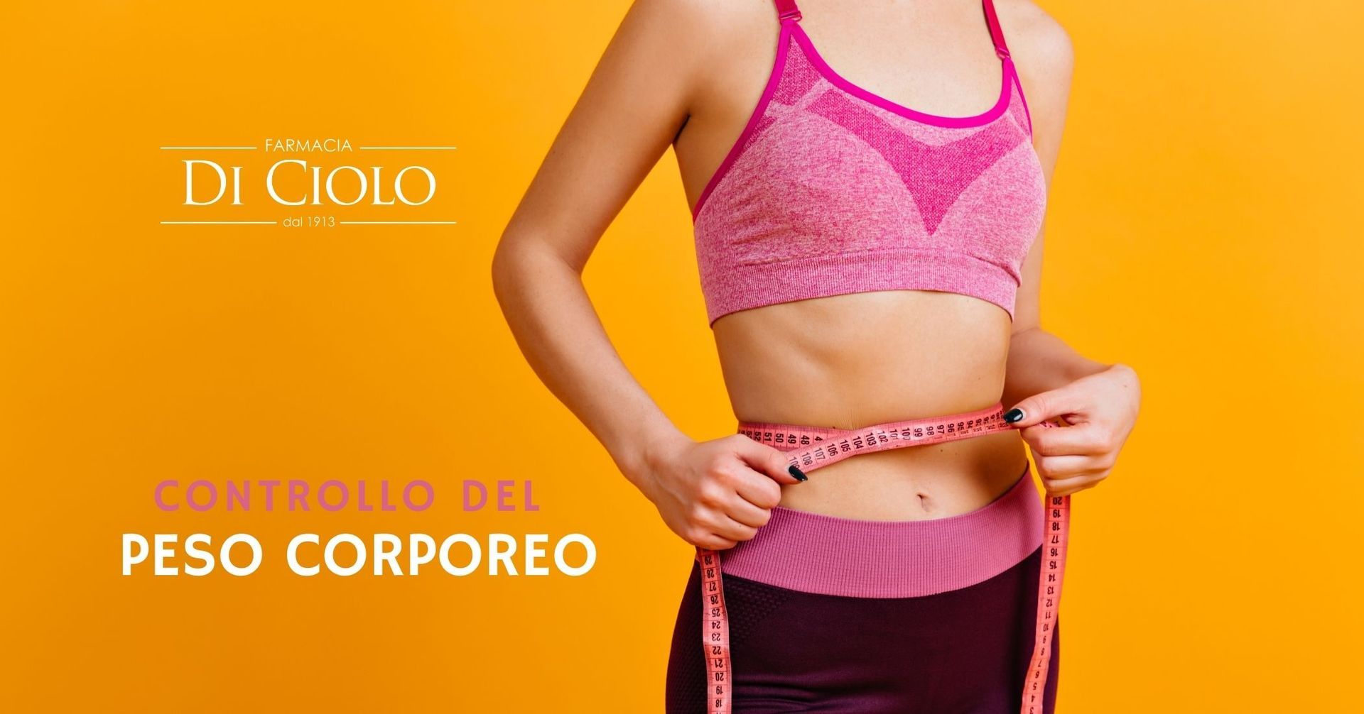 Una persona in abbigliamento sportivo misura il proprio girovita con un metro a nastro su uno sfondo arancione con la scritta: