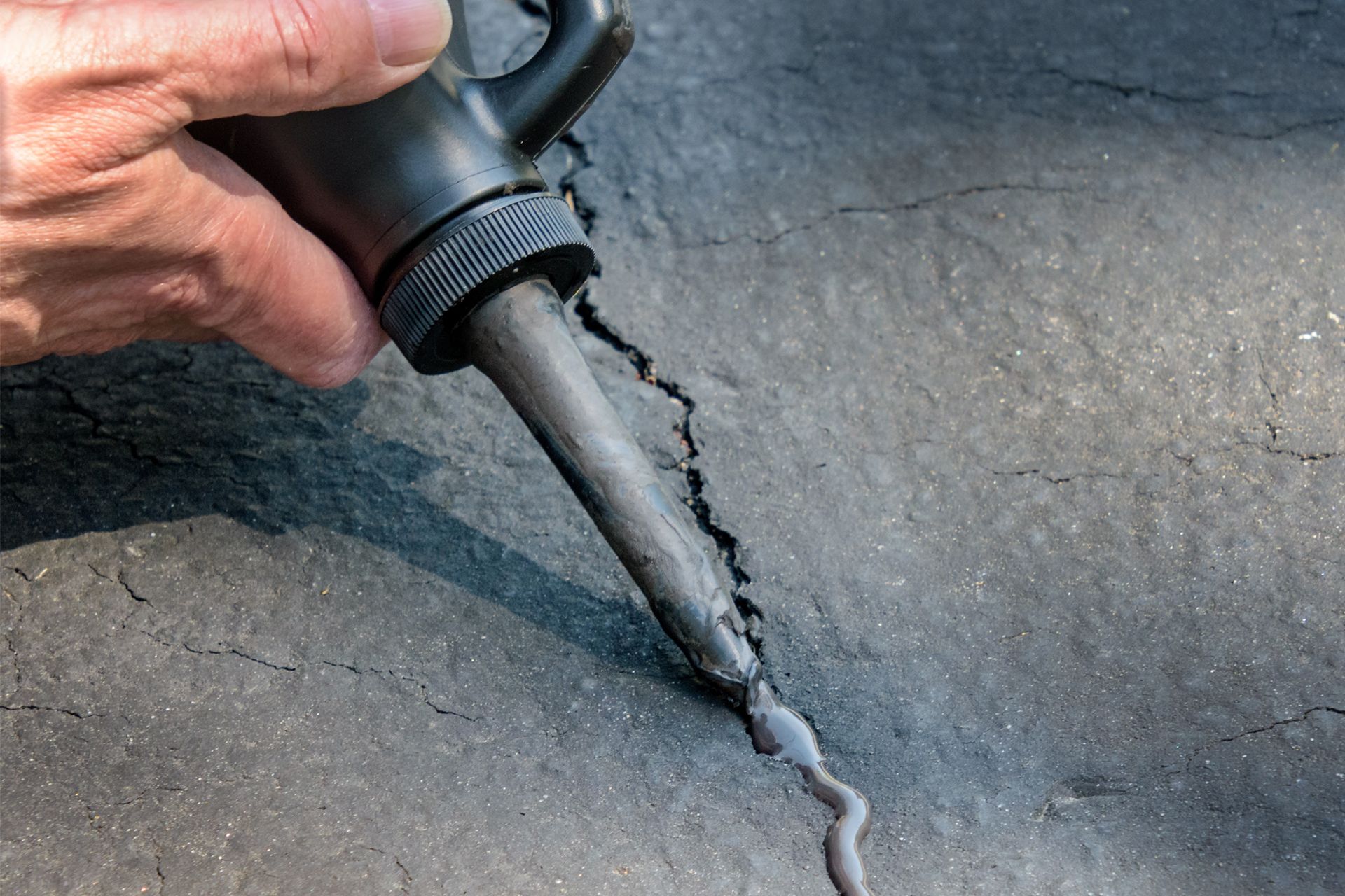 Sealing cracked concrete