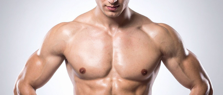 Tórax masculino liso, definido e sem pelos após tratamento de depilação a laser para homens.