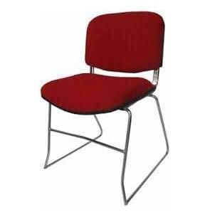 Una silla roja con estructura de metal sobre un fondo blanco.
