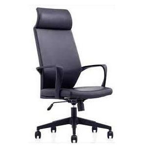 Una silla de oficina negra con ruedas y reposacabezas sobre un fondo blanco.