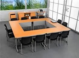 Una sala de conferencias con una mesa grande y sillas.