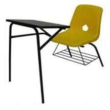 Un escritorio negro con una silla amarilla adjunta.