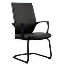 Una silla de oficina negra con un marco negro sobre un fondo blanco.