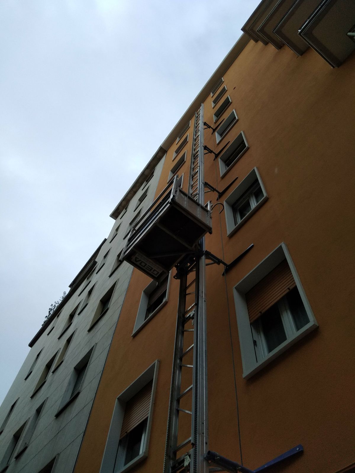 montacarichi su un edificio