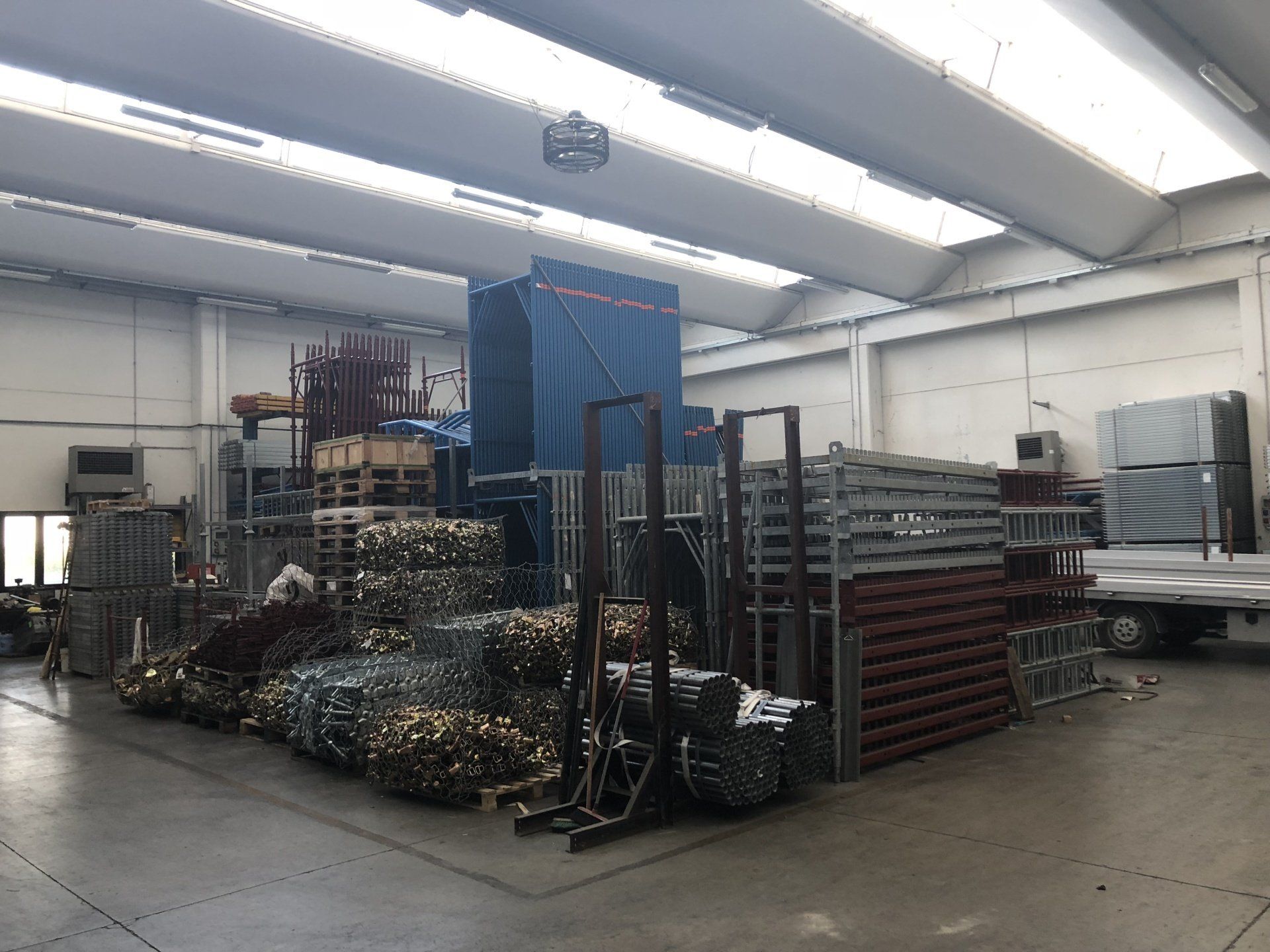 magazzino contenente struttura per ponteggio