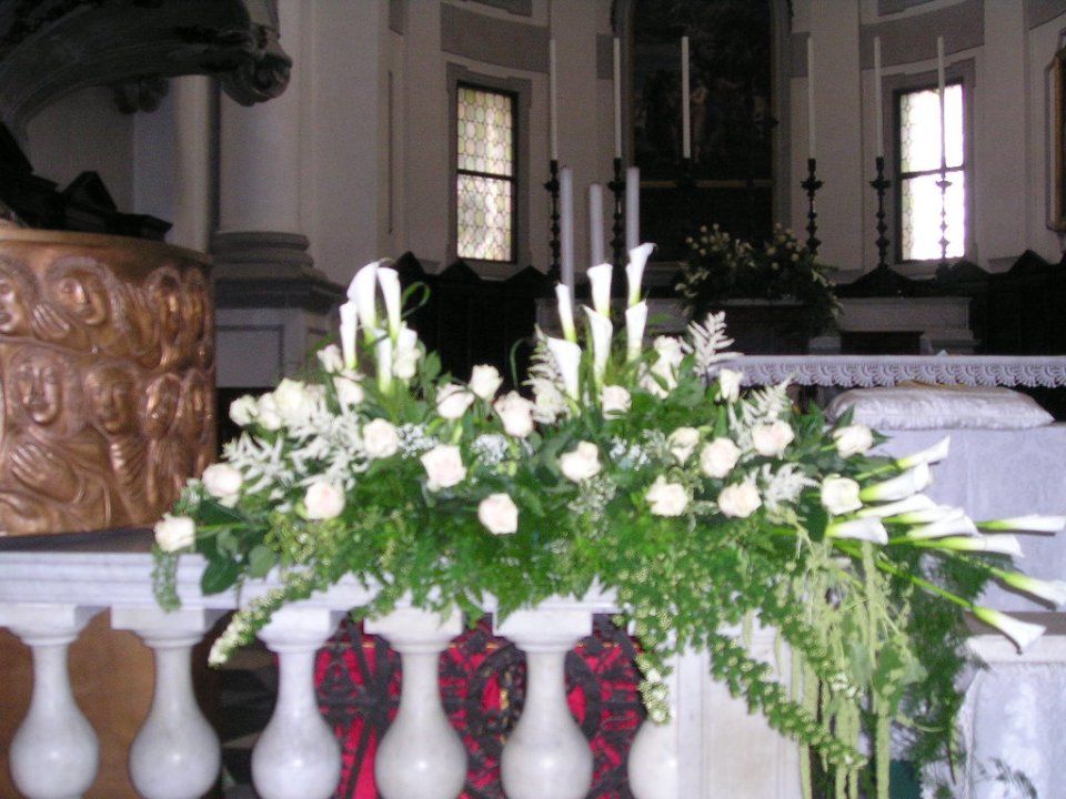 Addobbo floreale in chiesa per matrimonio