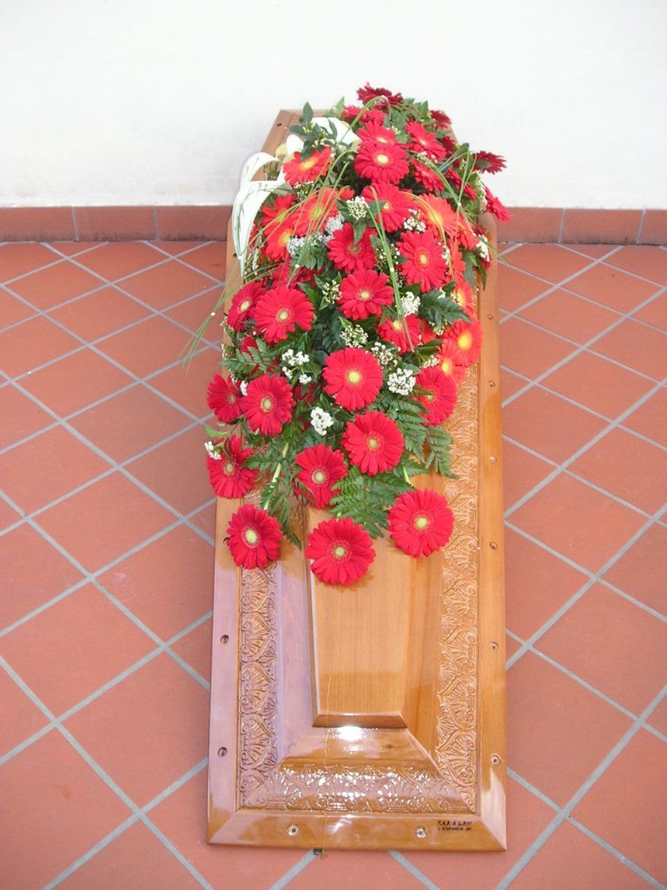 Copricassa funebre con fiori rossi