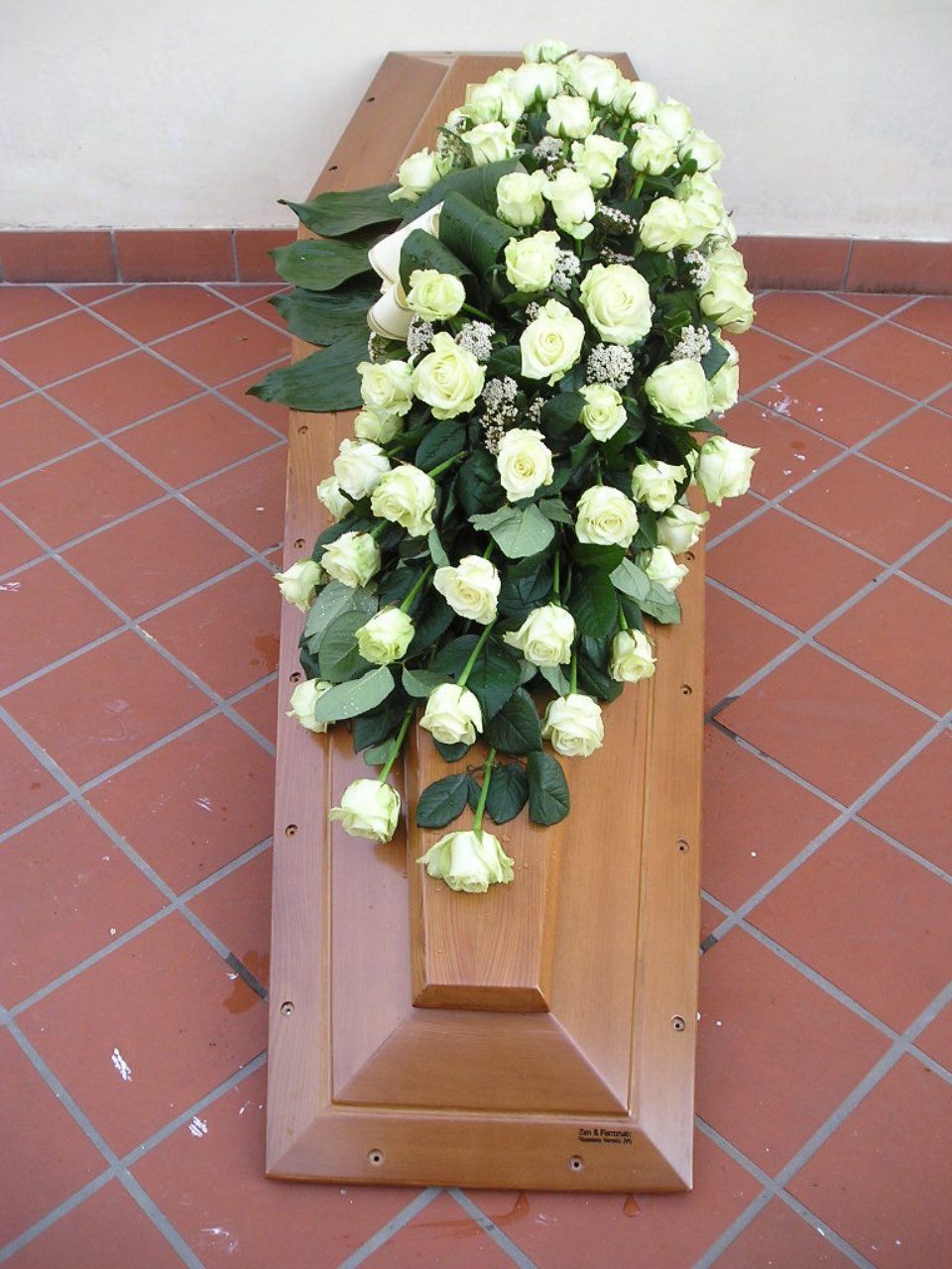 Copricassa funebre con rose bianche