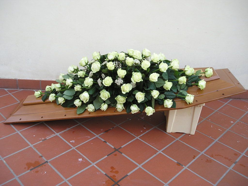 Copricassa funebre con rose bianche
