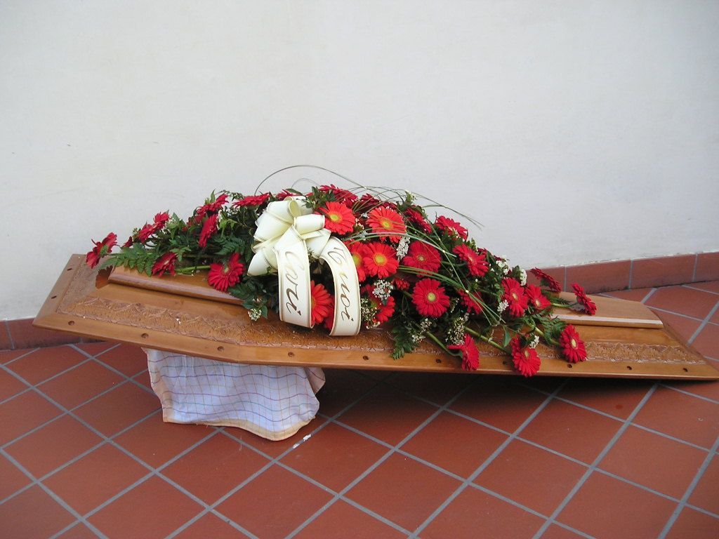 Copricassa funebre con fiori rossi