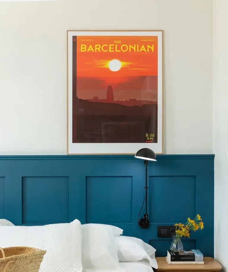 Un dormitorio con una cabecera con paneles de color verde azulado, una cama blanca.