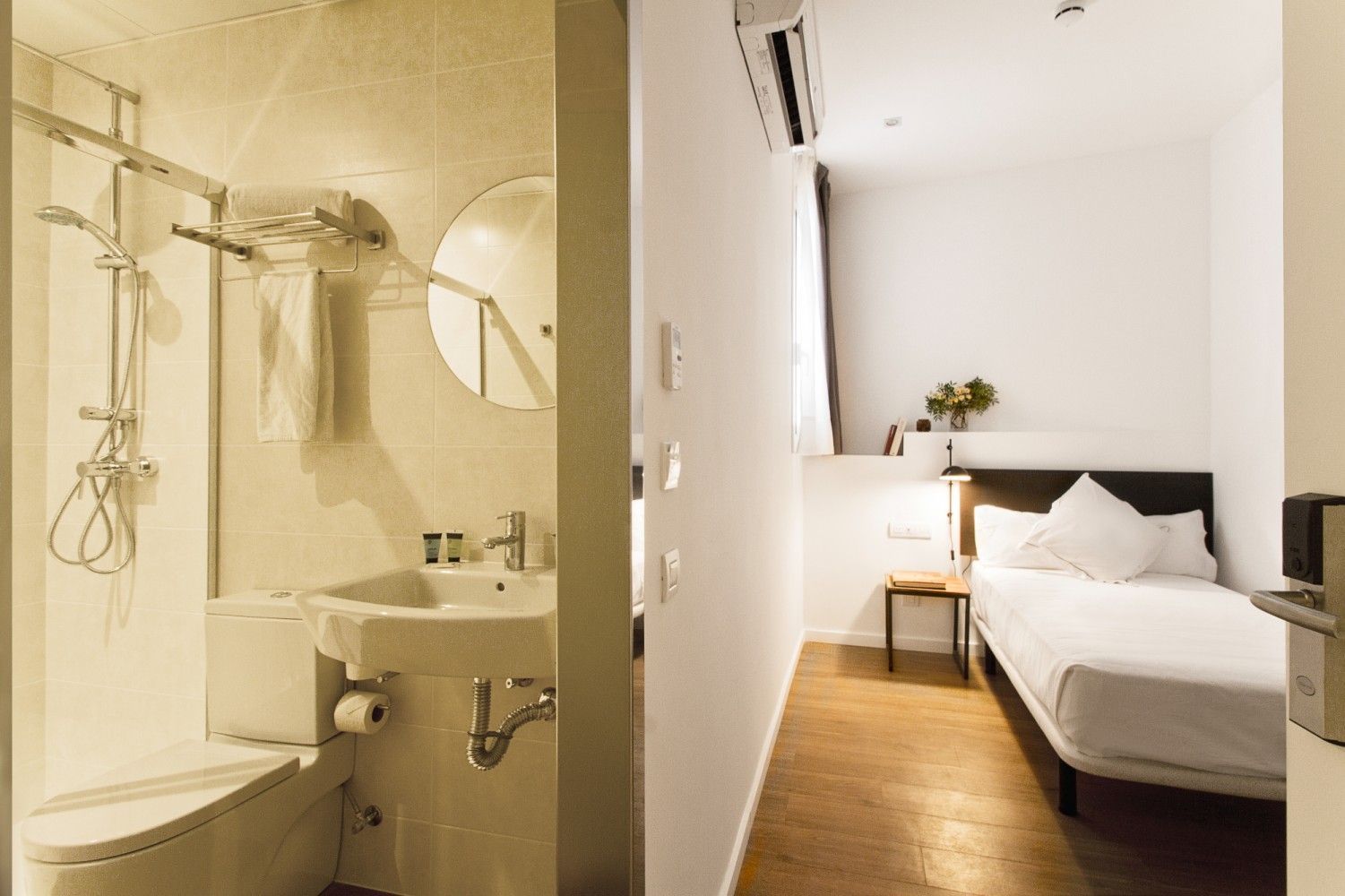 Interior de una habitación de hotel pequeña y moderna que cuenta con un baño de concepto abierto con ducha.