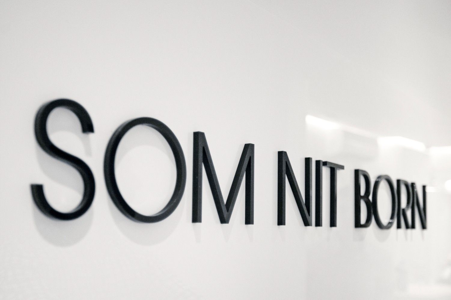 Letras 3D negras que dicen 