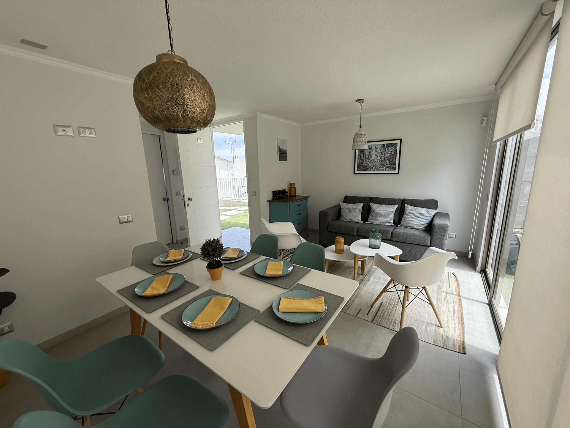 Una sala de estar con una mesa y sillas y un sofá.