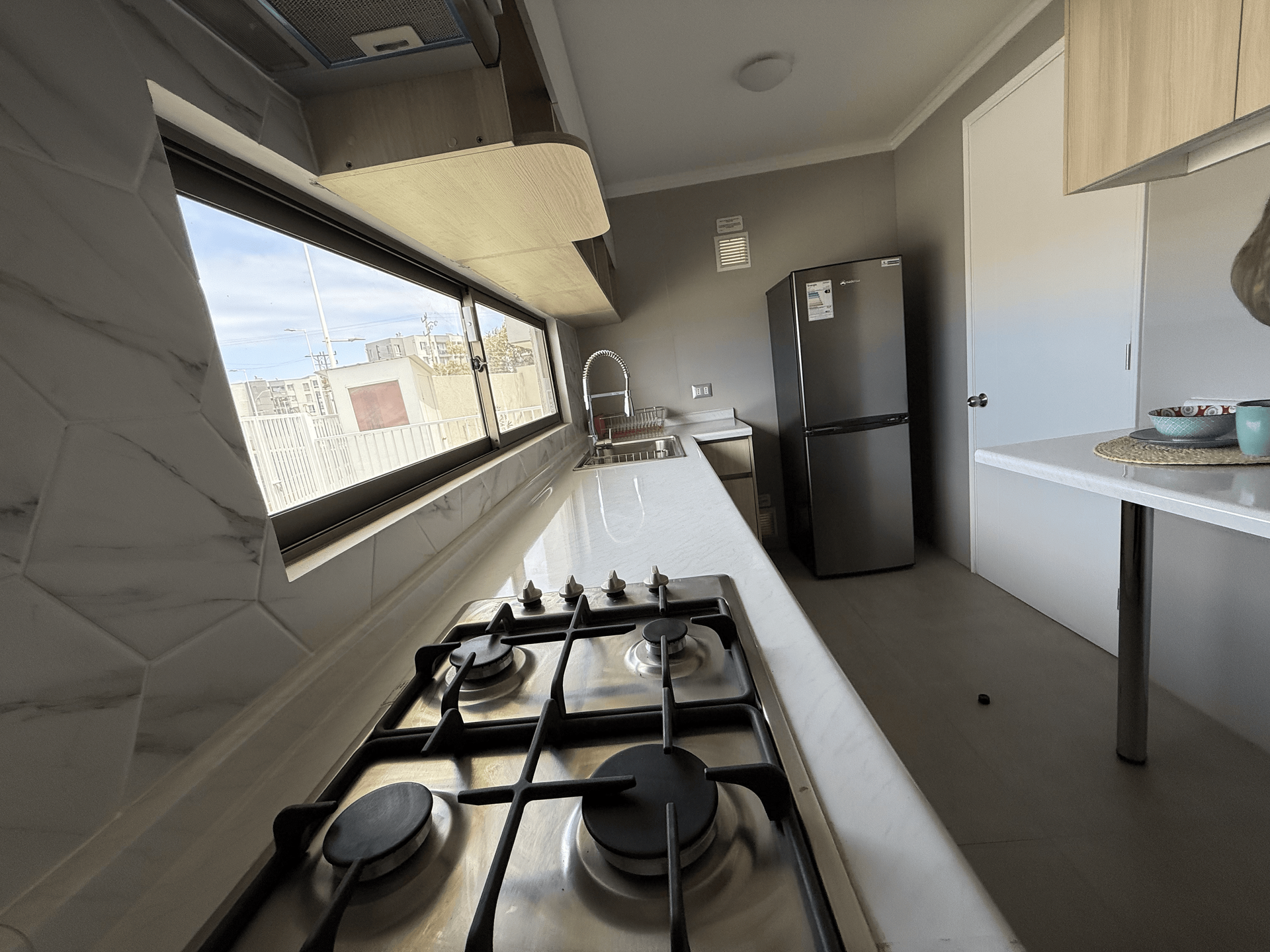 Una cocina con estufa, horno y refrigerador.