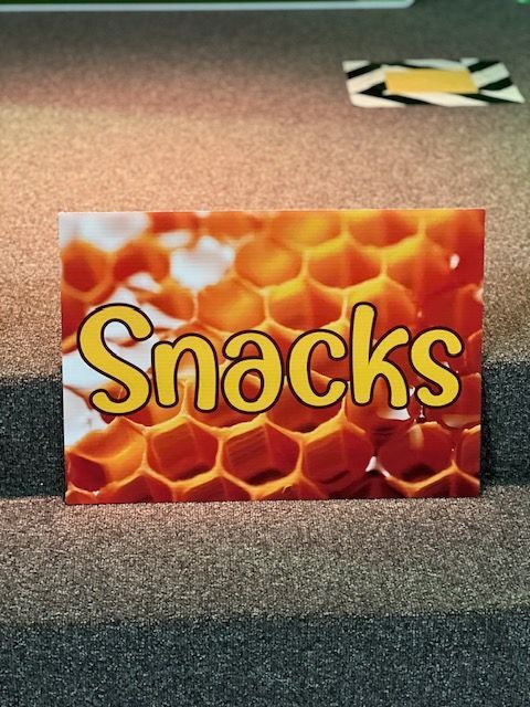 A sign that has the word snacks on it