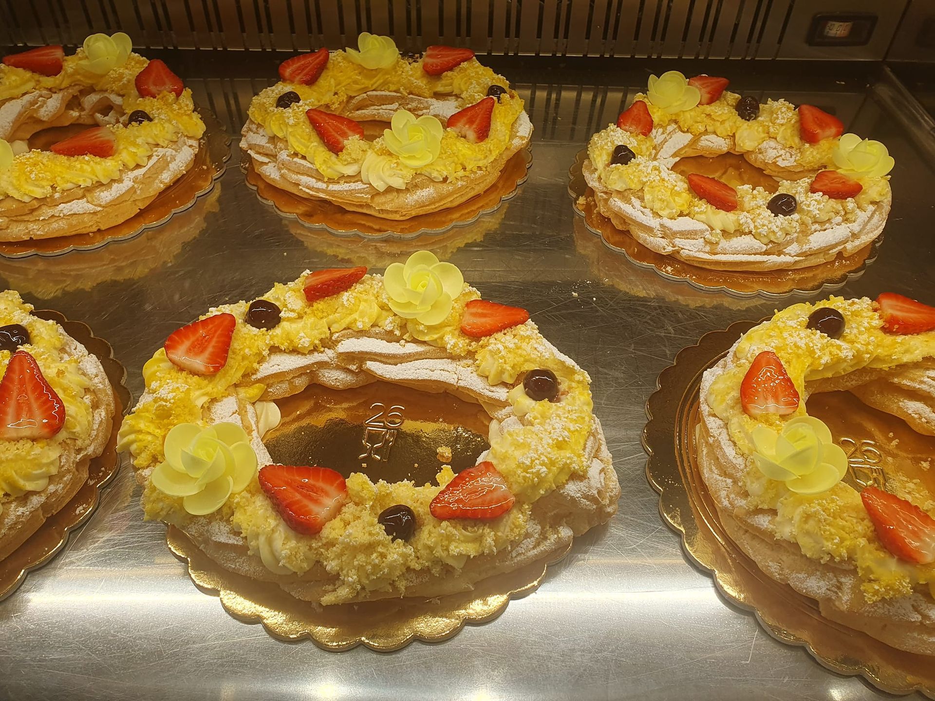 Un mucchio di torte con fragole e ananas sopra