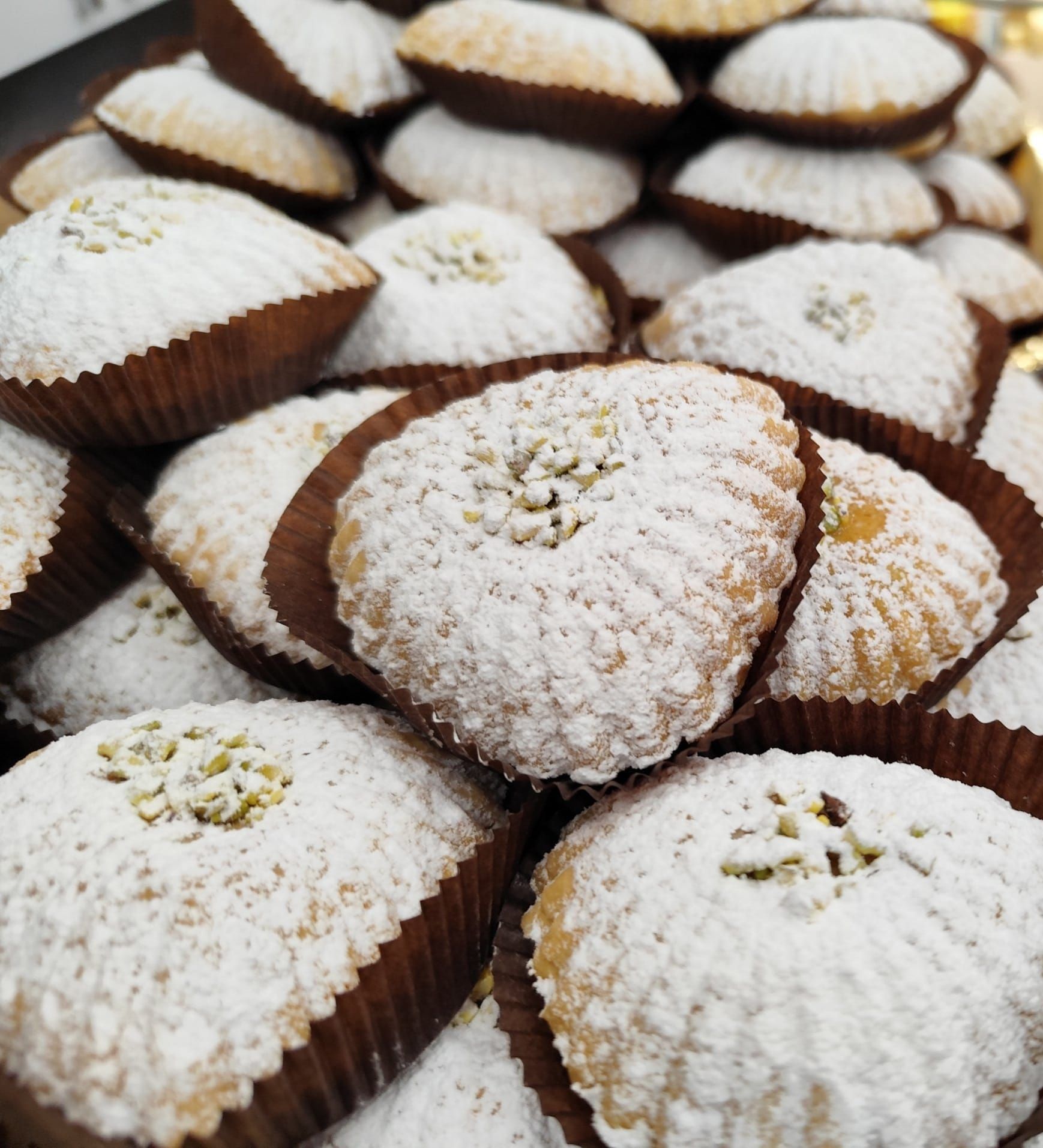 Una pila di cupcakes con zucchero a velo sopra